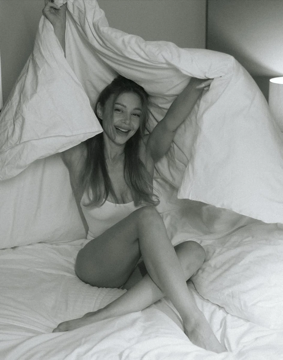 Тіна Кароль у боді показала стегна на фото на ліжку