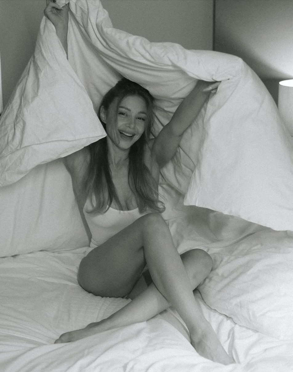 Тіна Кароль у боді показала стегна на фото на ліжку