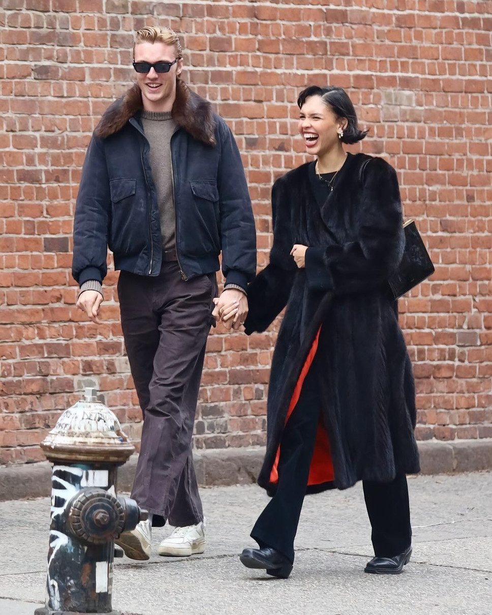 Нара Сміт з чоловіком на прогулянці