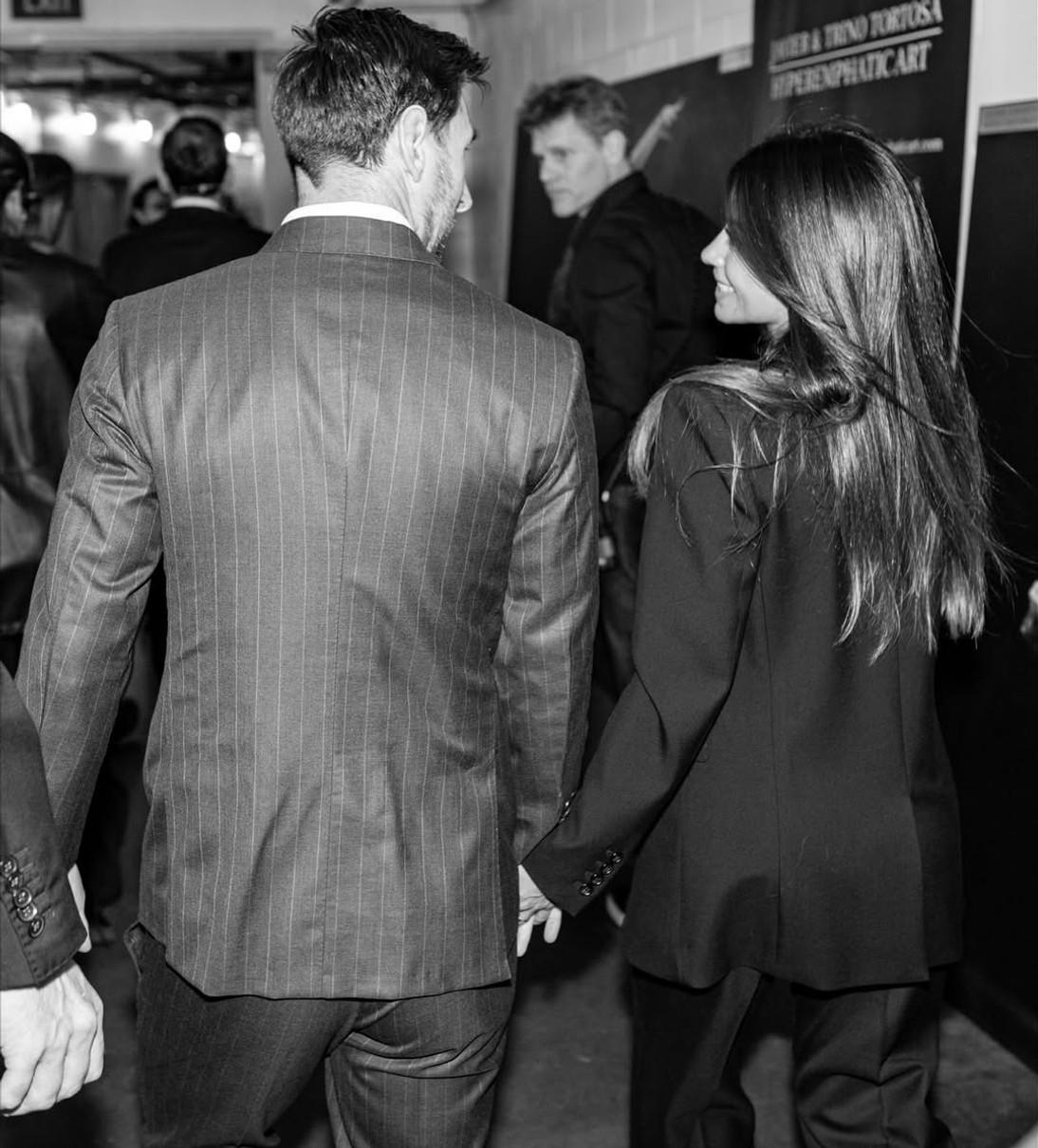 Ліонель Мессі у костюмі потримав стильну дружину за руку на події