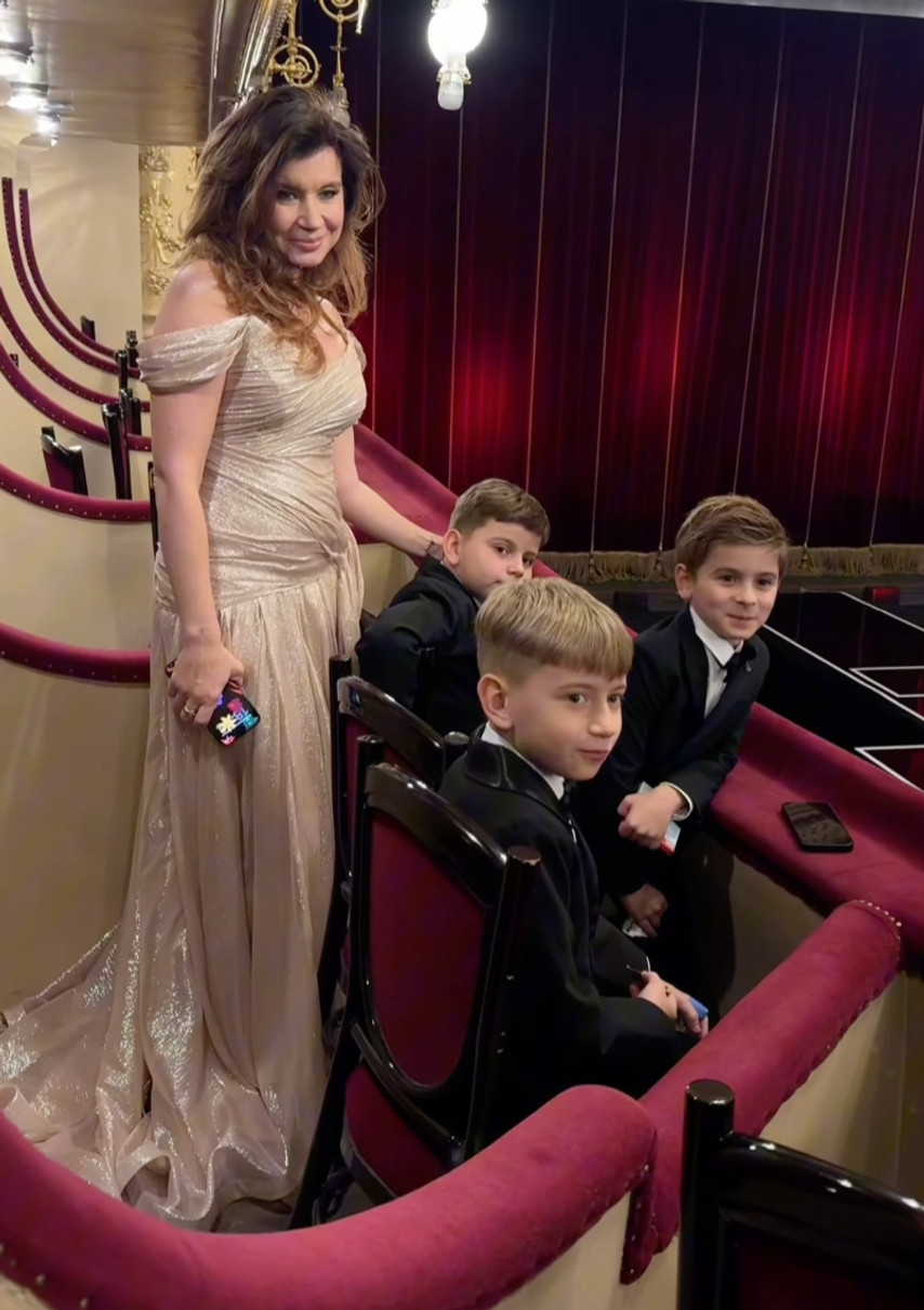 Дружина Дмитра Монатіка з синами попозувала на концерті чоловіка