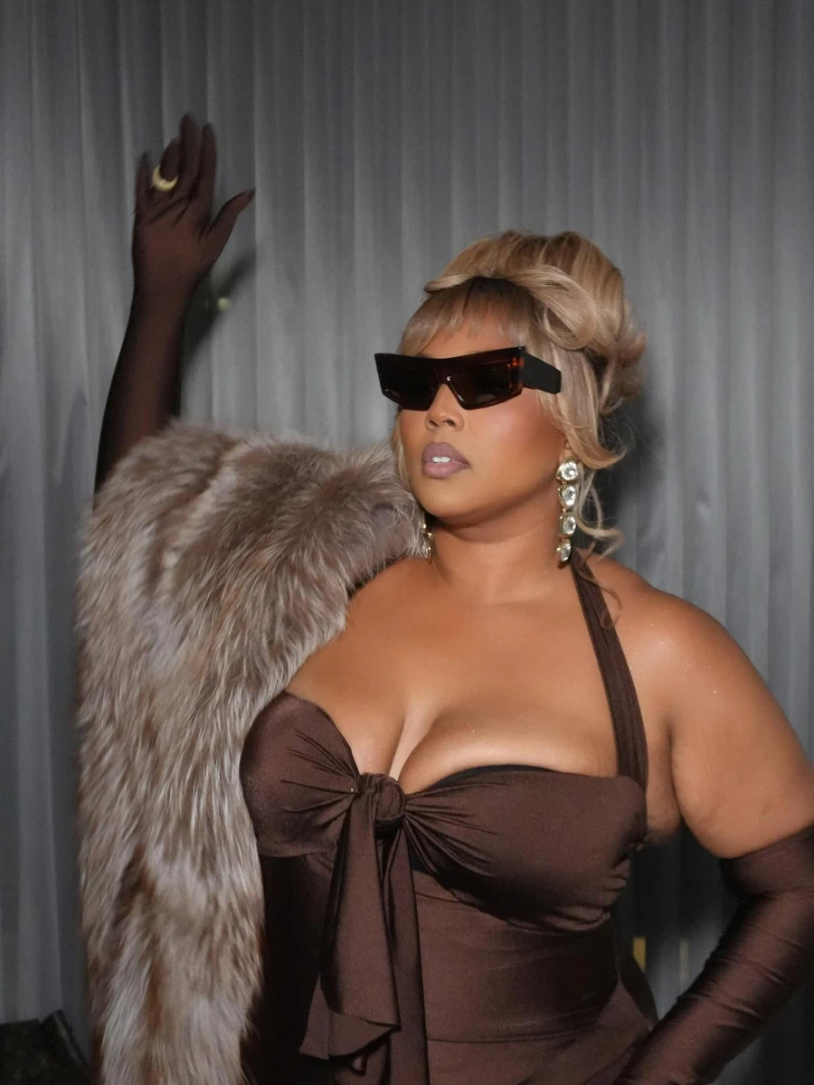 Співачка Ліззо на фото з декольте