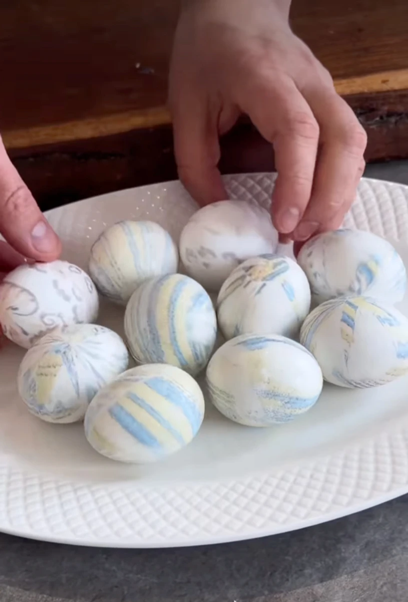 Євген Клопотенко показав, як пофарбувати крашанки