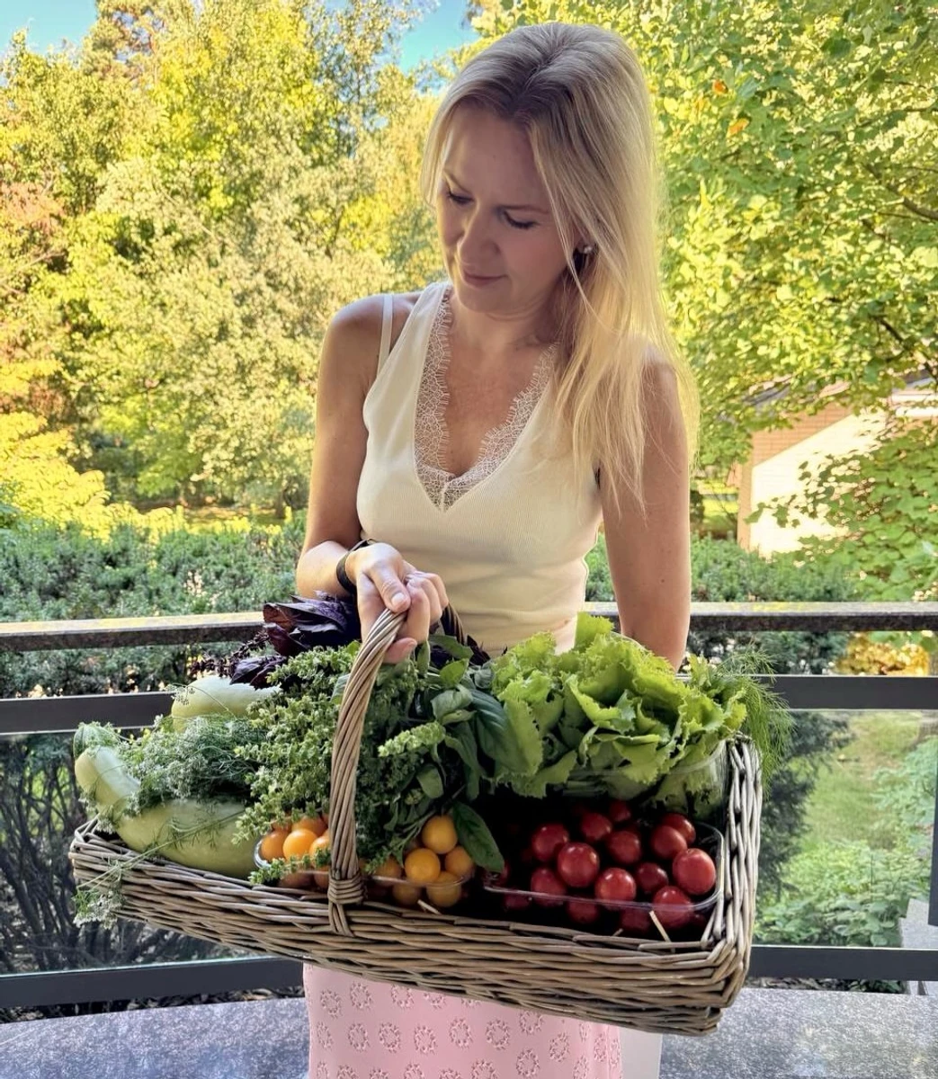Олена Кондратюк показала овочі, які виростила самостійно