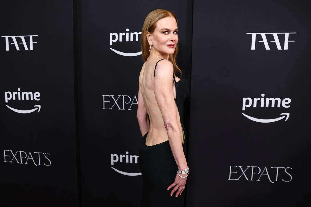 Зірка посвітила голою спиною перед камерами