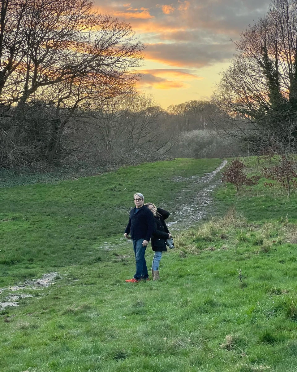Маму й тата він сфотографував здалеку