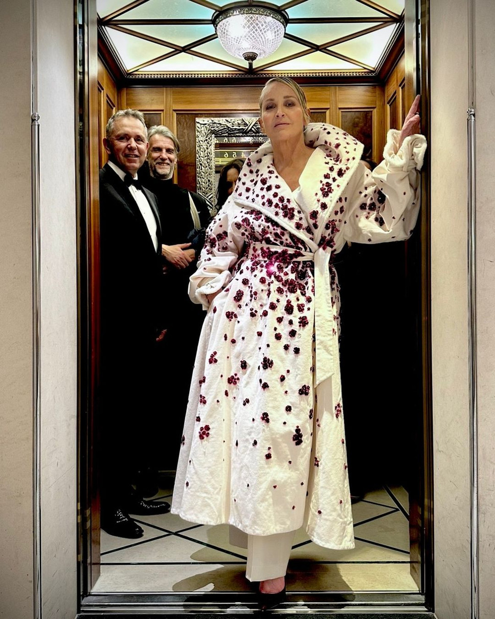 65-річна акторка Шерон Стоун демонструє білий тренч з фактурною бордовою вишивкою
