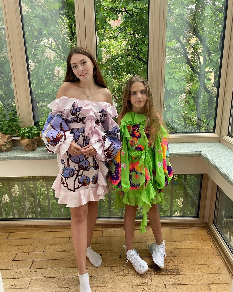 Доньки співачки Полякової у сукнях