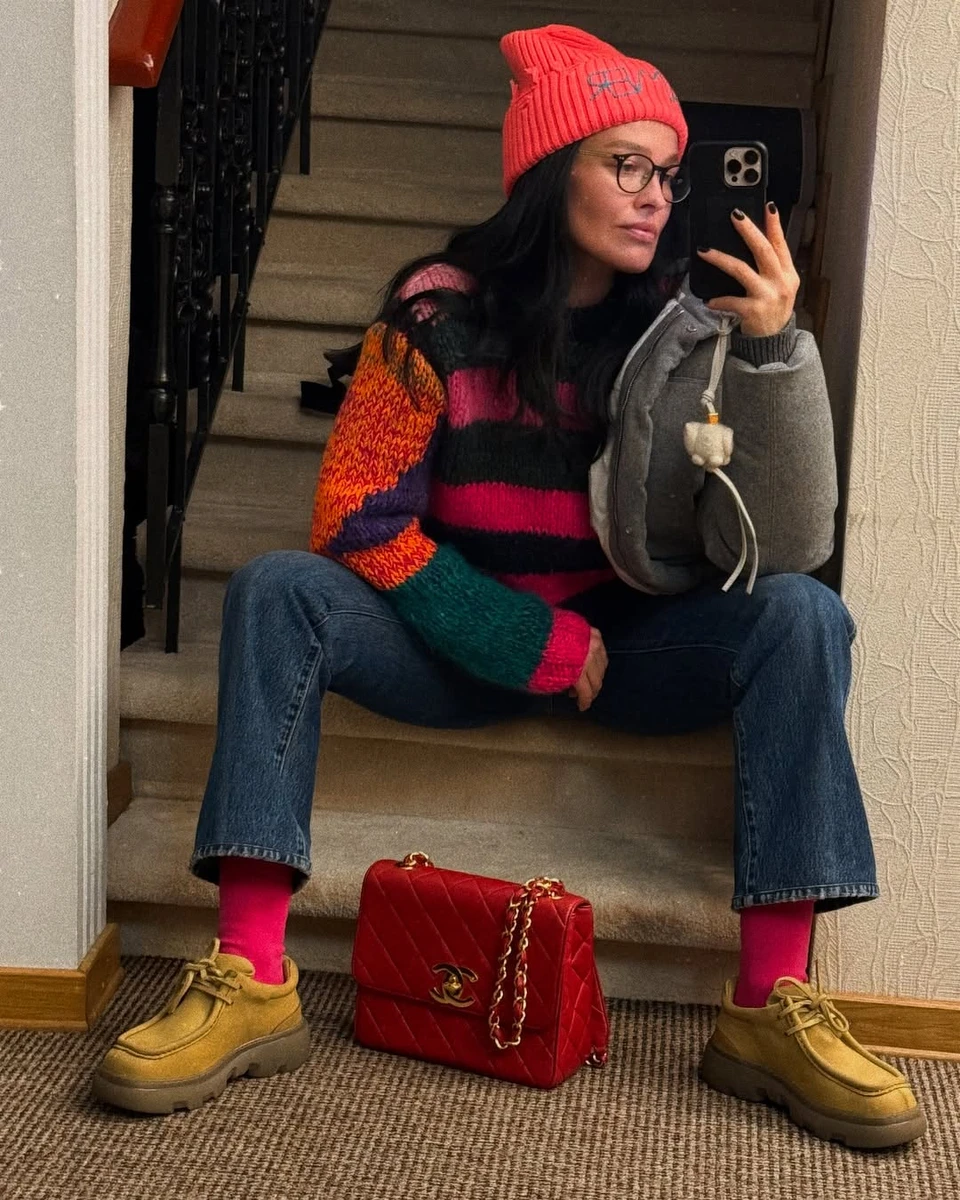 Даша Астаф'єва у стильному луці попозувала на сходах