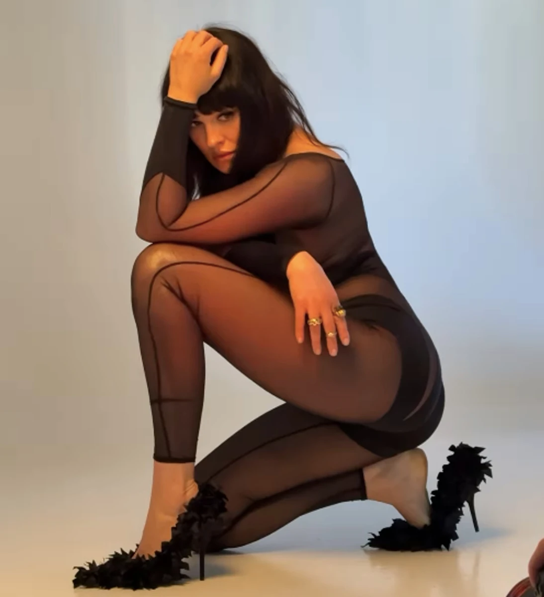 Даша Астаф'єва показала стегна в прозорому костюмі