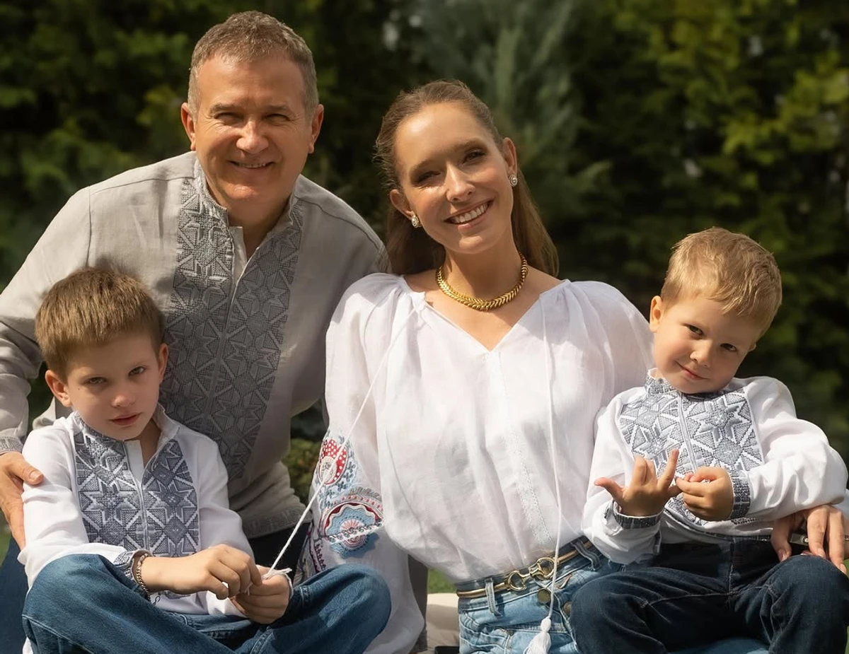 Катерина Осадча позує для фото з родиною