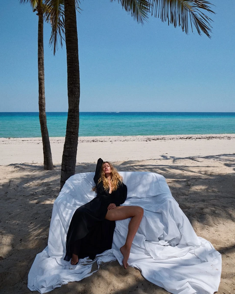 Жізель Бюндхен ефектно розкинула ноги для фото на пляжі