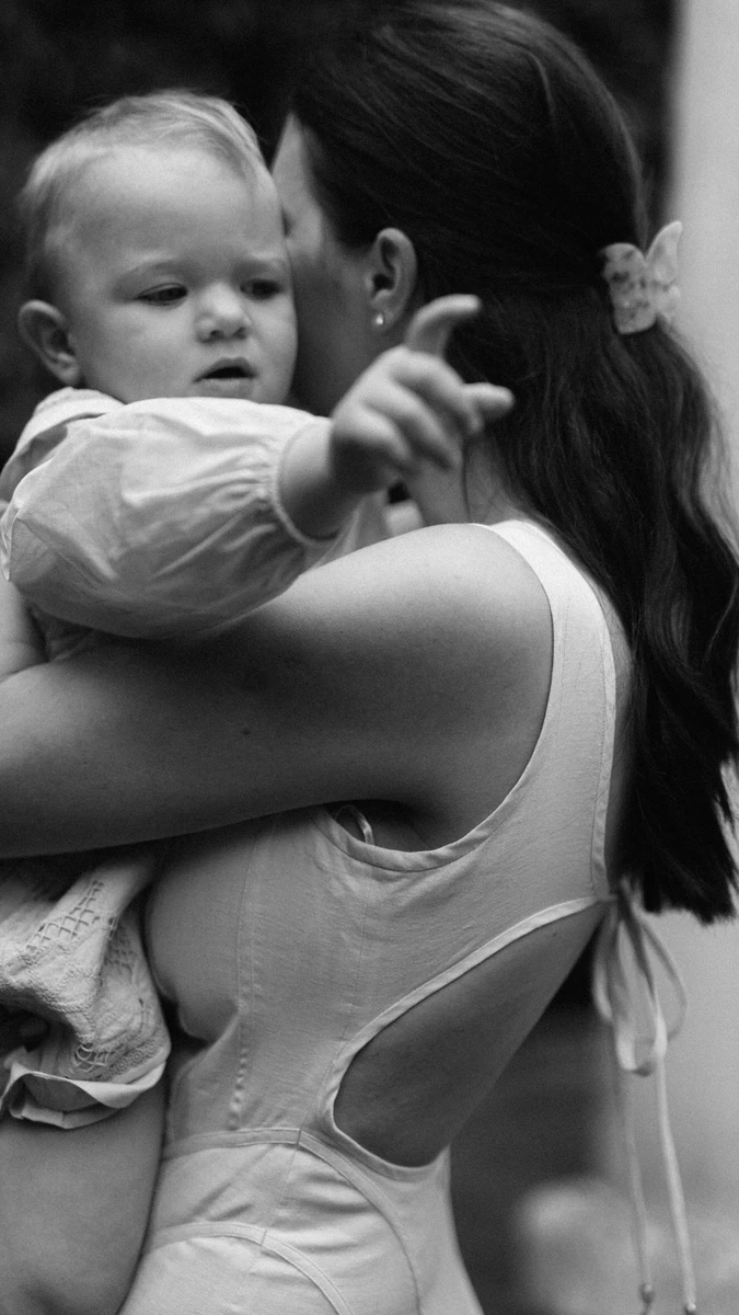 Дружина Усика у лляній сукні потримала дочку на руках