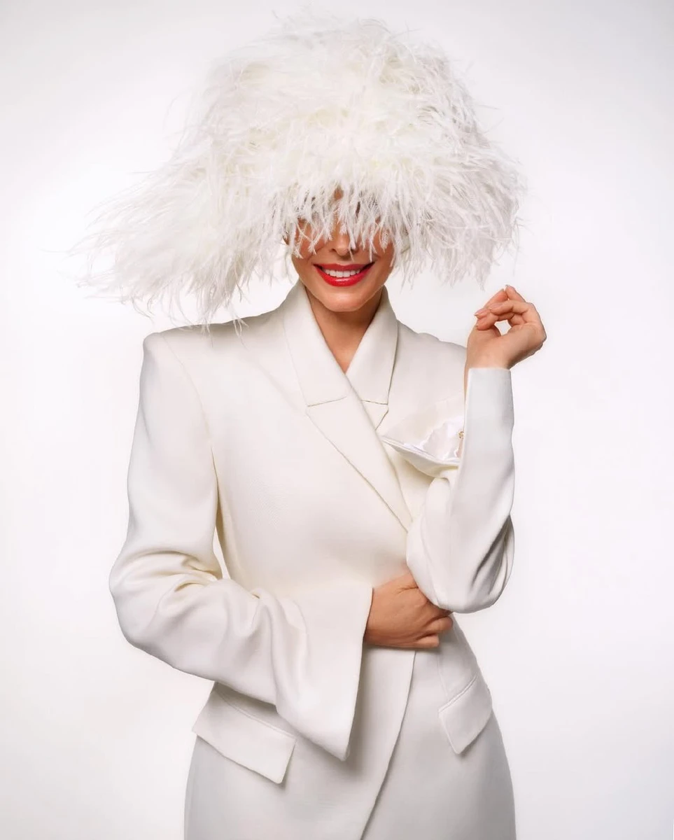 Осадча у білому капелюсі