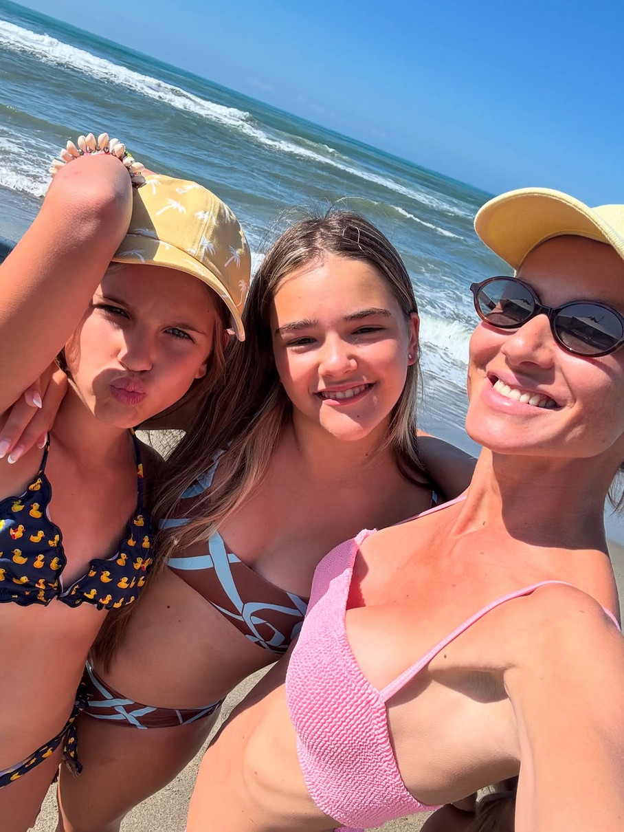 Єлизавета Юрушева з донькою та племінницею