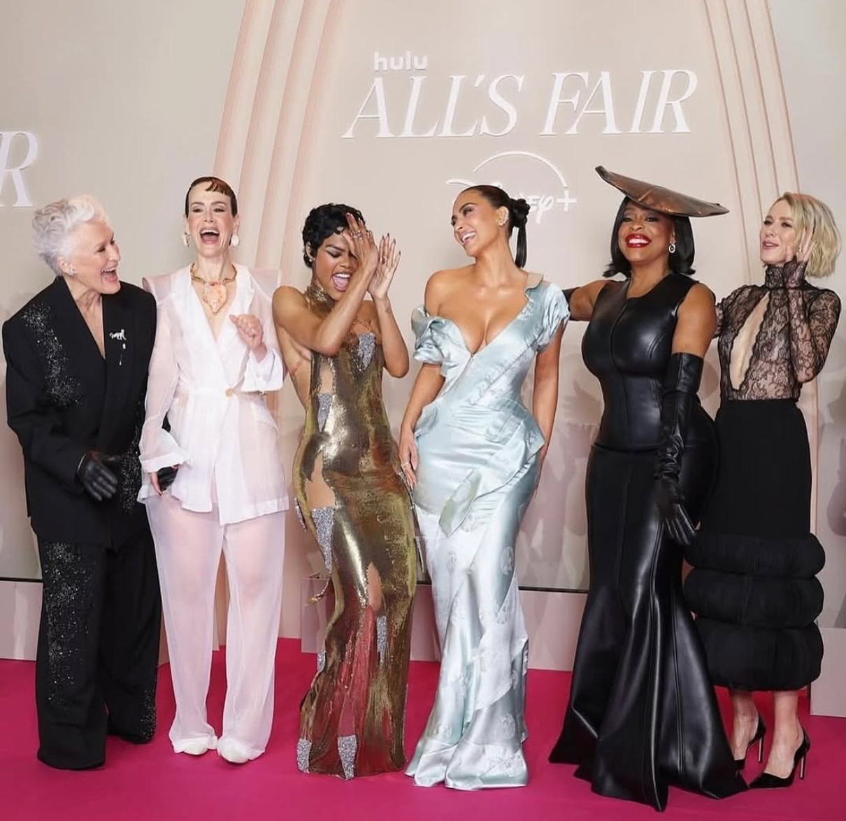 Кім Кардашян блиснула декольте на хіднику з зірковими колегами