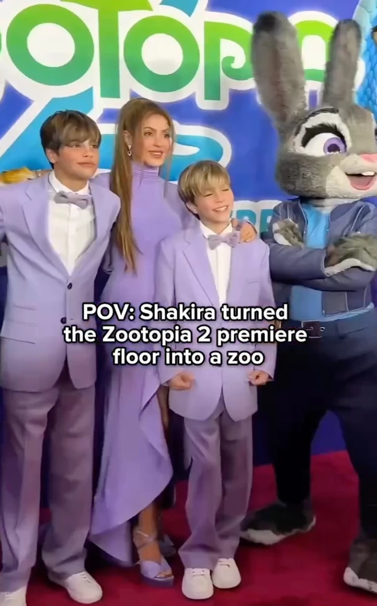 Шакіра з синами показалась у фемілі-луках на хіднику