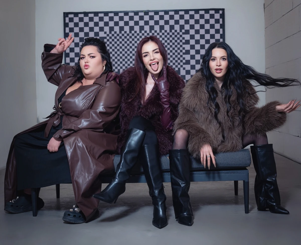 MamaRika у сексі луках розважилася з популярними блогерками у кліпі