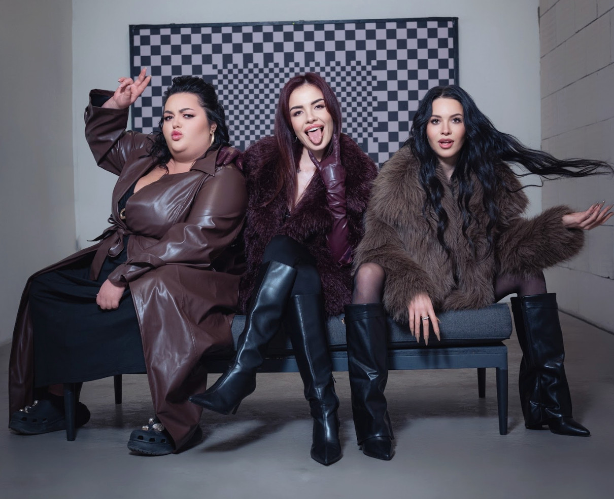 MamaRika у сексі луках розважилася з популярними блогерками у кліпі