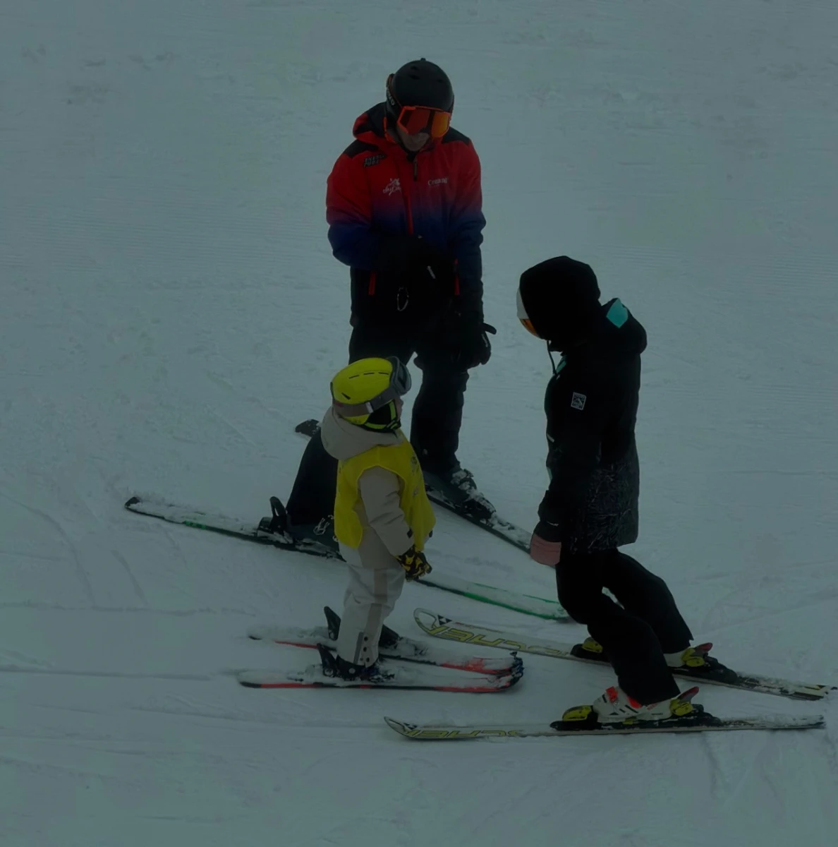 Андрій Лунін з дружиною і сином покатався на лижах на курорті