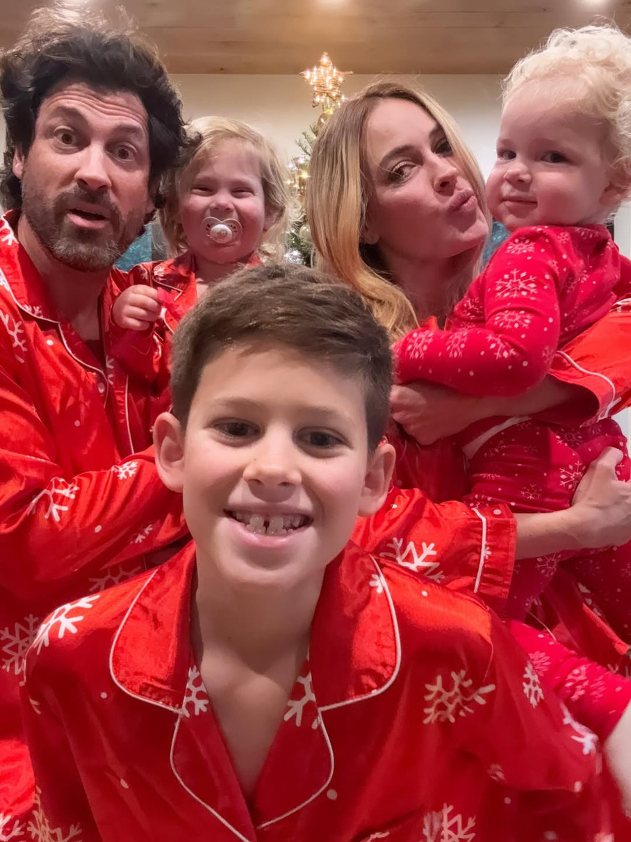 Макс Чмерковський з синами і дружиною у червоних піжамах відзначили Різдво