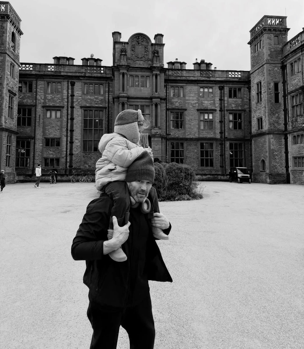 Джейсон Стейтем показався з дочкою на плечах на вулиці