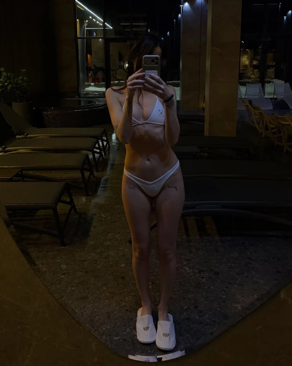 Надя Дорофєєва у бікіні похвалилася стрункою фігурою