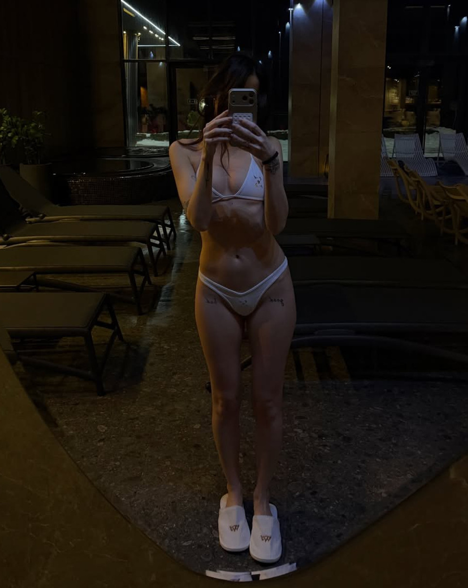 Надя Дорофєєва у бікіні похвалилася стрункою фігурою