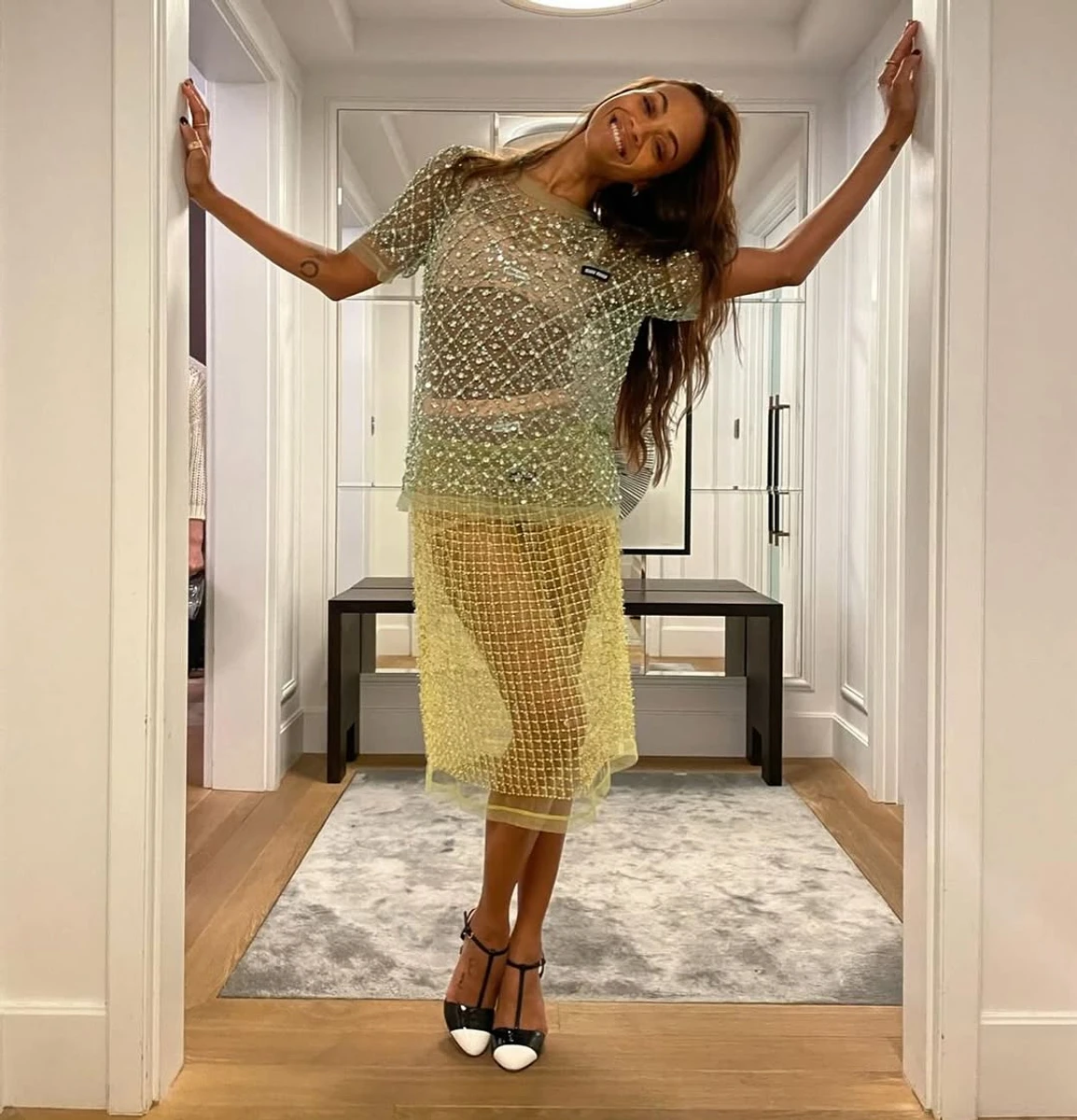 Зої Салдана похвалилася струнким тілом у прозорому образі