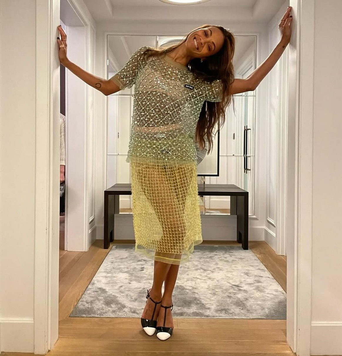 Зої Салдана похвалилася струнким тілом у прозорому образі