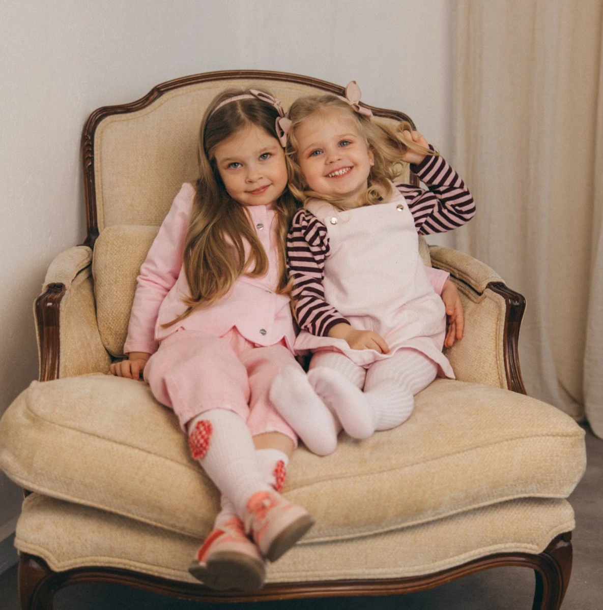 Дружина Зінченка замилувала фото двох дочок у рожевих образах