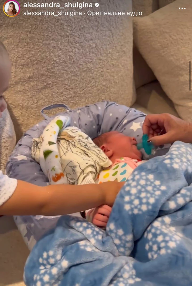 До речі, ім'я новонародженої обирав тато, і поки Саша тримає його в таємниці