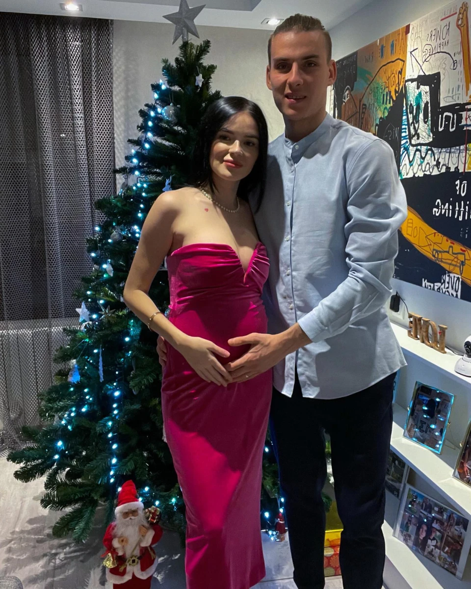 Пара оголосила про майбутнє поповнення новорічними світлинами