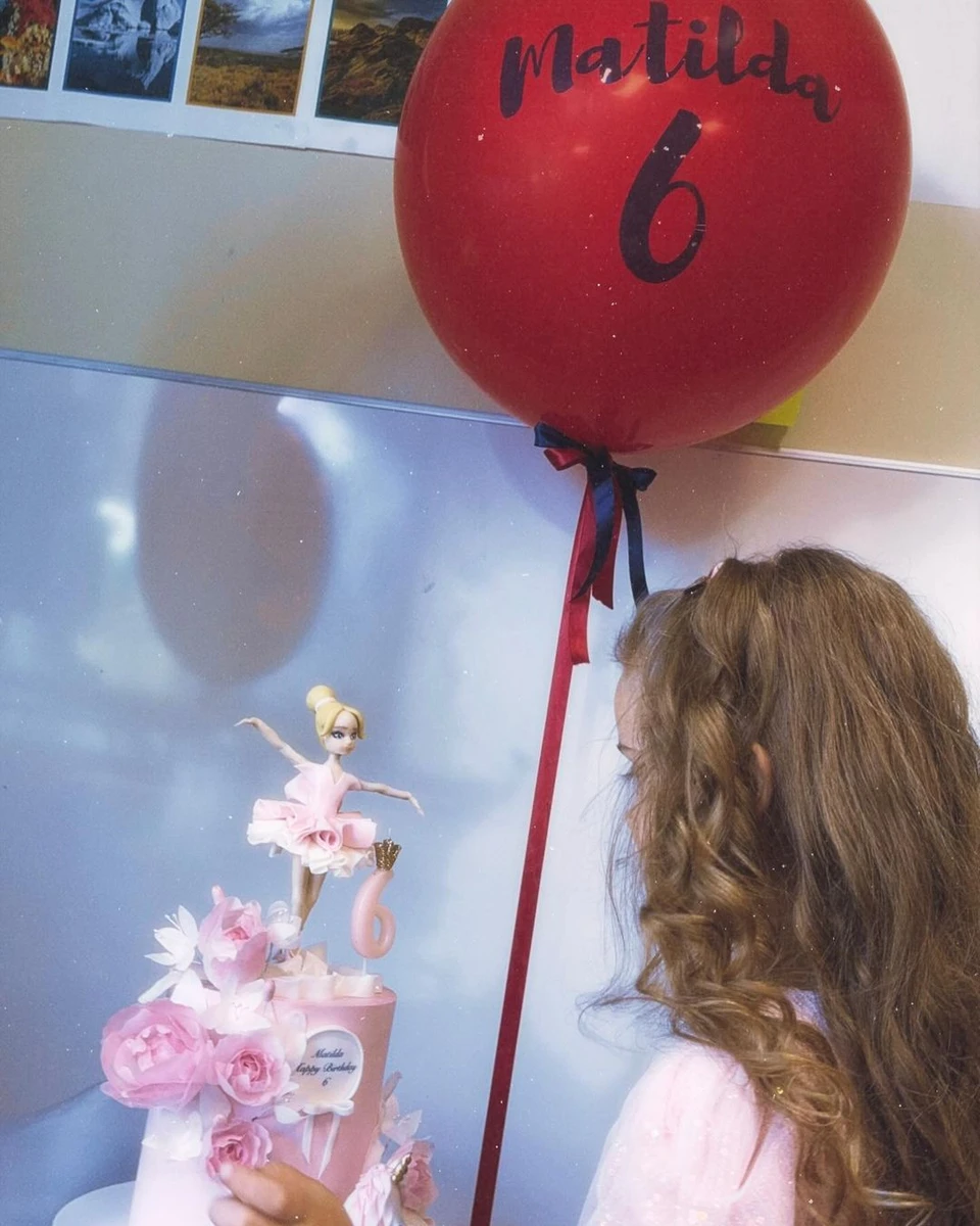 Схоже, дівчинка дуже любить усе рожеве 