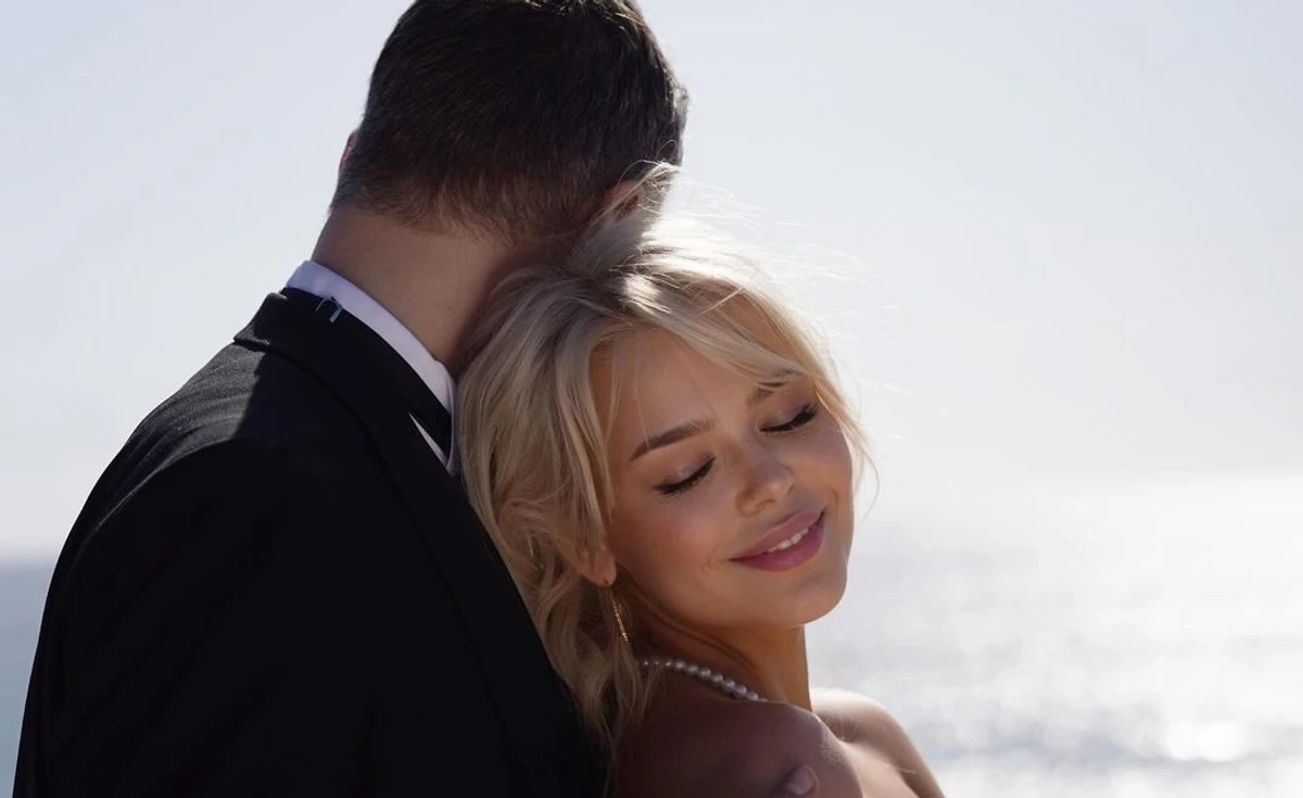 Аліна Гросу в обіймах другого чоловіка