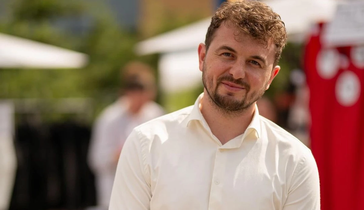 Женя Янович позує для фото