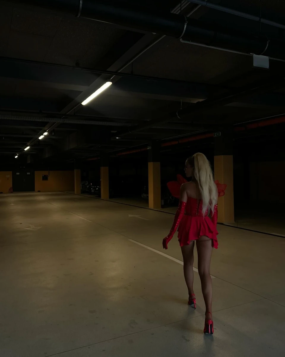 Попова показала вид ззаду