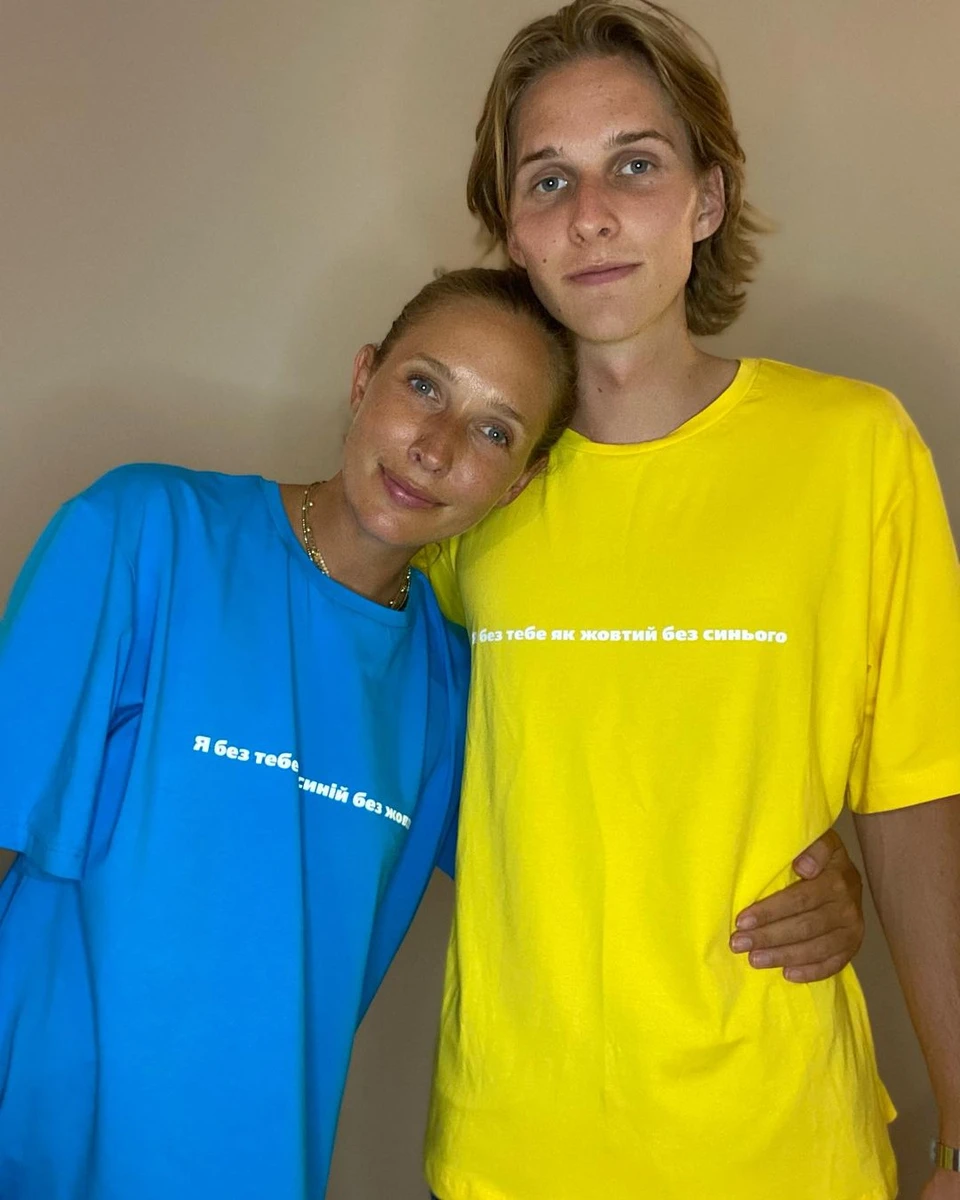 Катерина Осадча обіймає для фото старшого сина