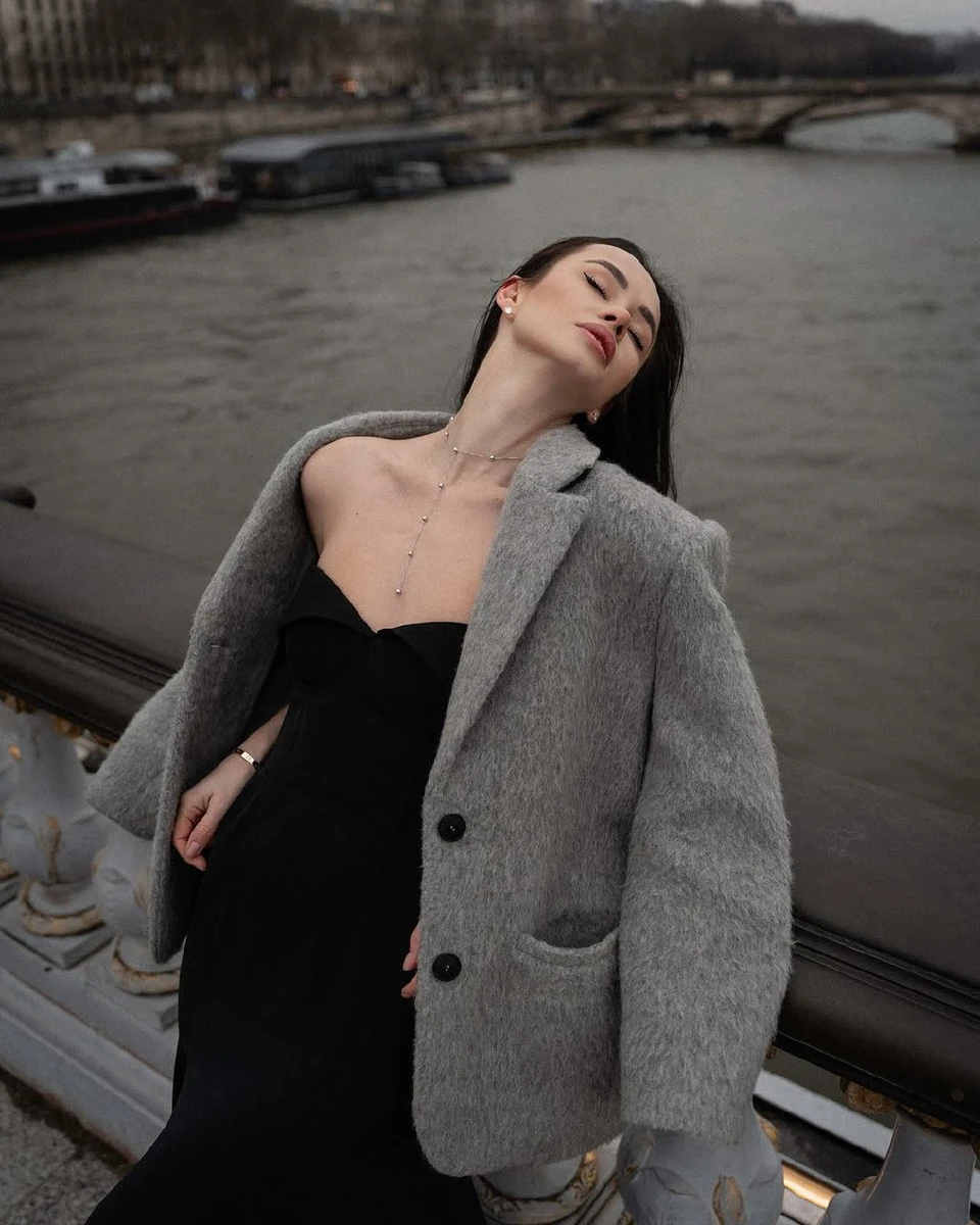 Блогерка Парфільєва позує на тлі Сени