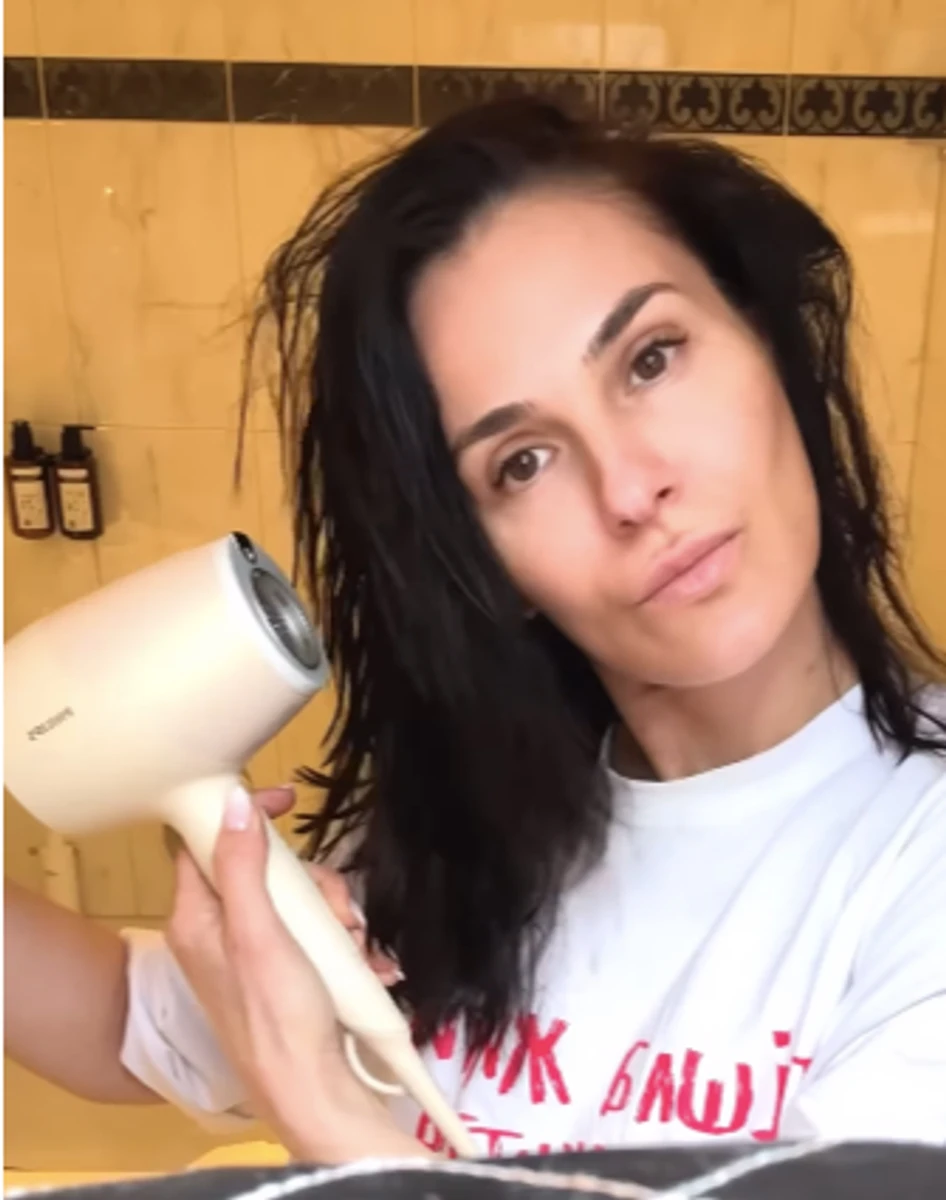 Маша Єфросиніна показала, як сушить пасма