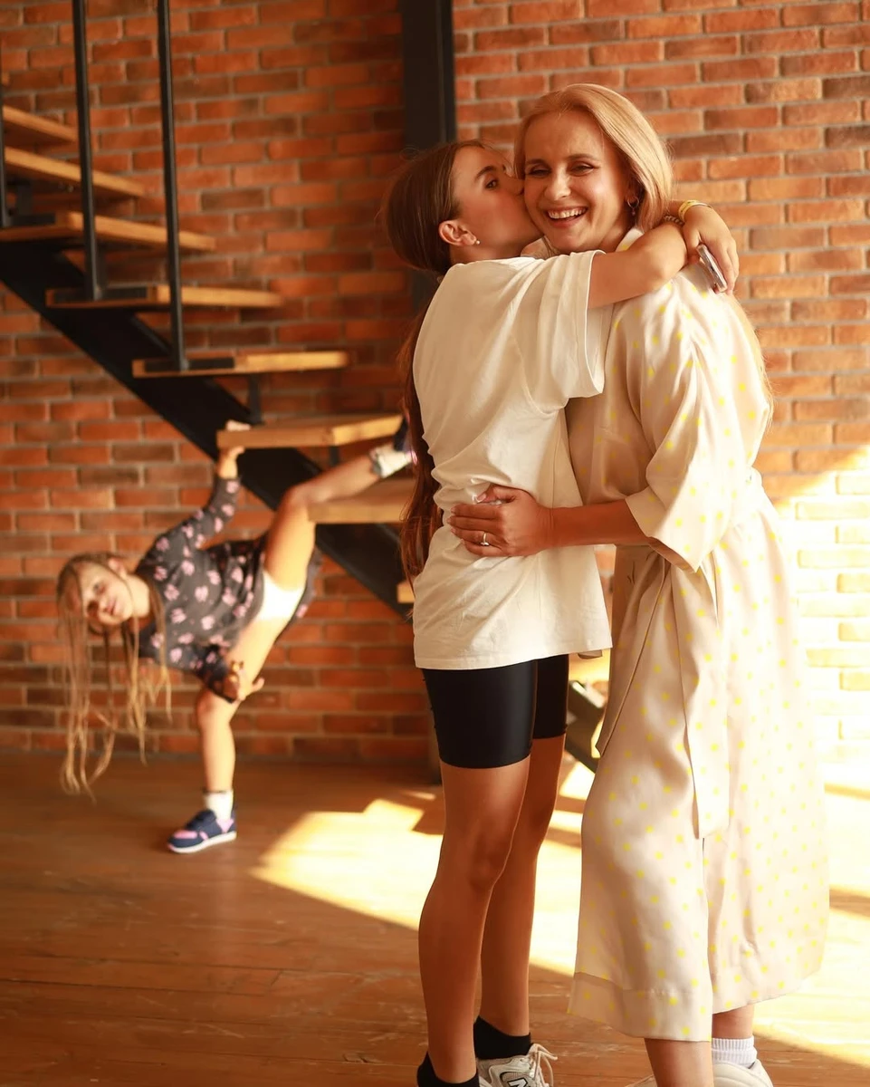 Лілія Ребрик обіймає старшу доньку Діану