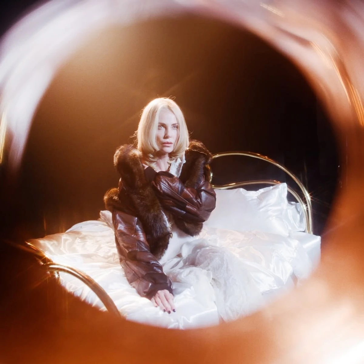 Шарліз Терон знялася на ліжку для журнальних сексі фото