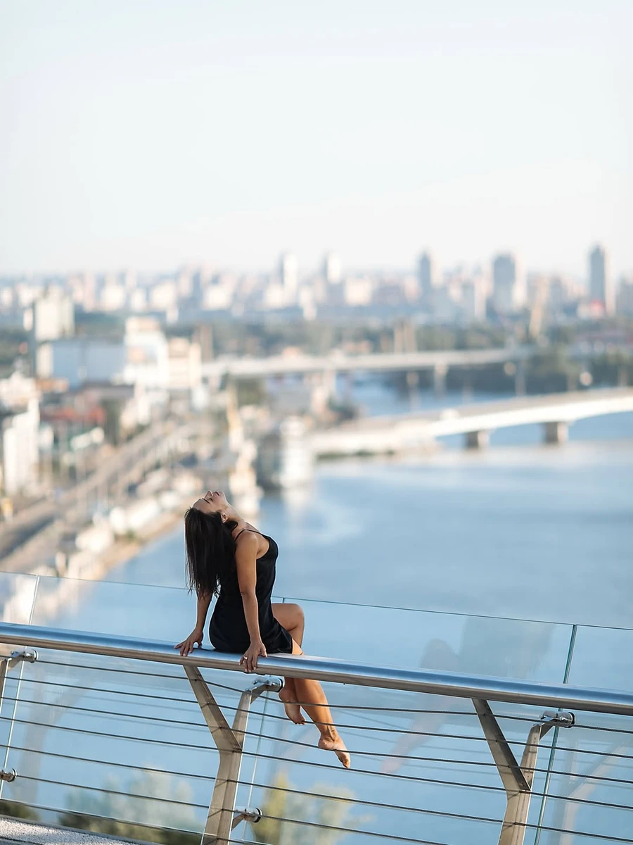 Ілона Гвоздьова у мін наробила екстремальних фото на мосту