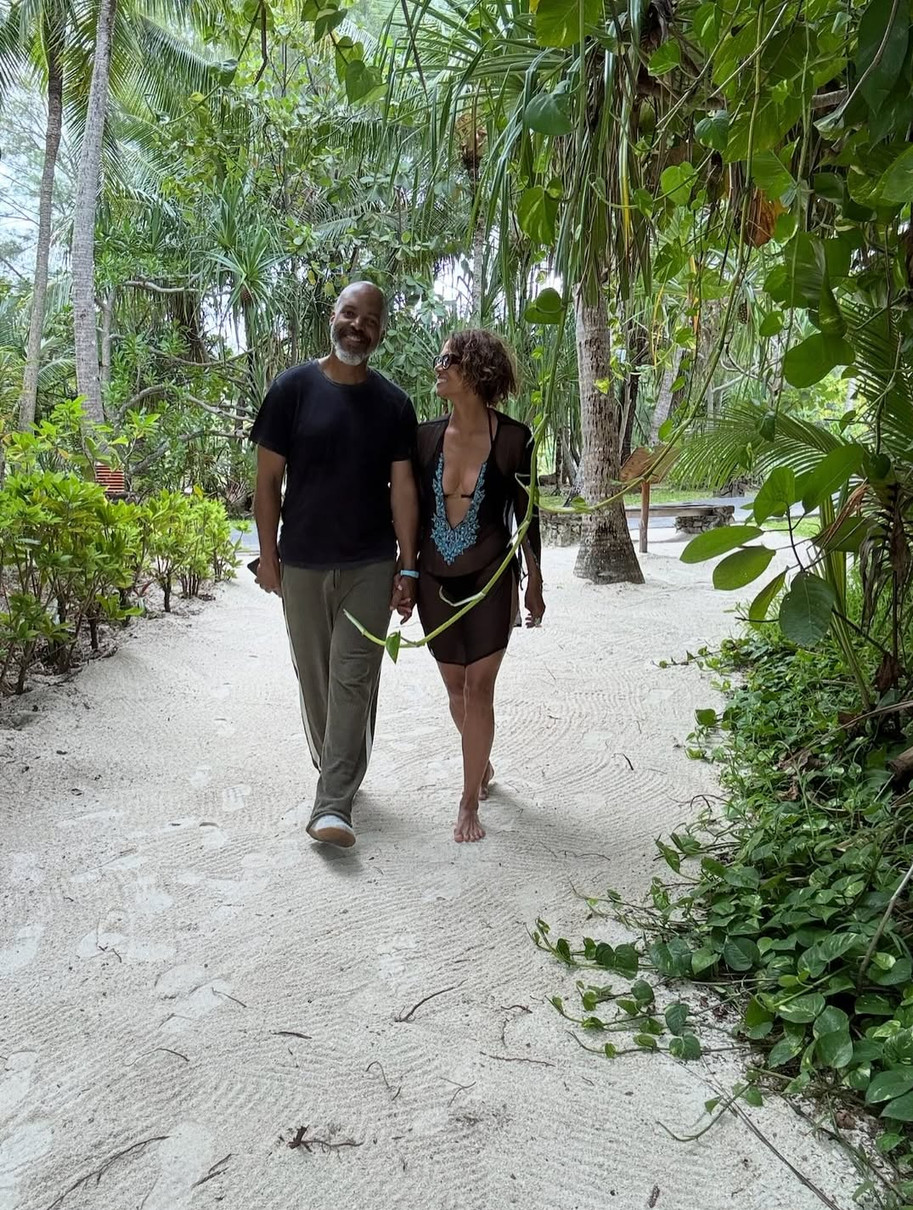 Холлі Беррі у сексі луці попозувала з коханим за руку на відпочинку