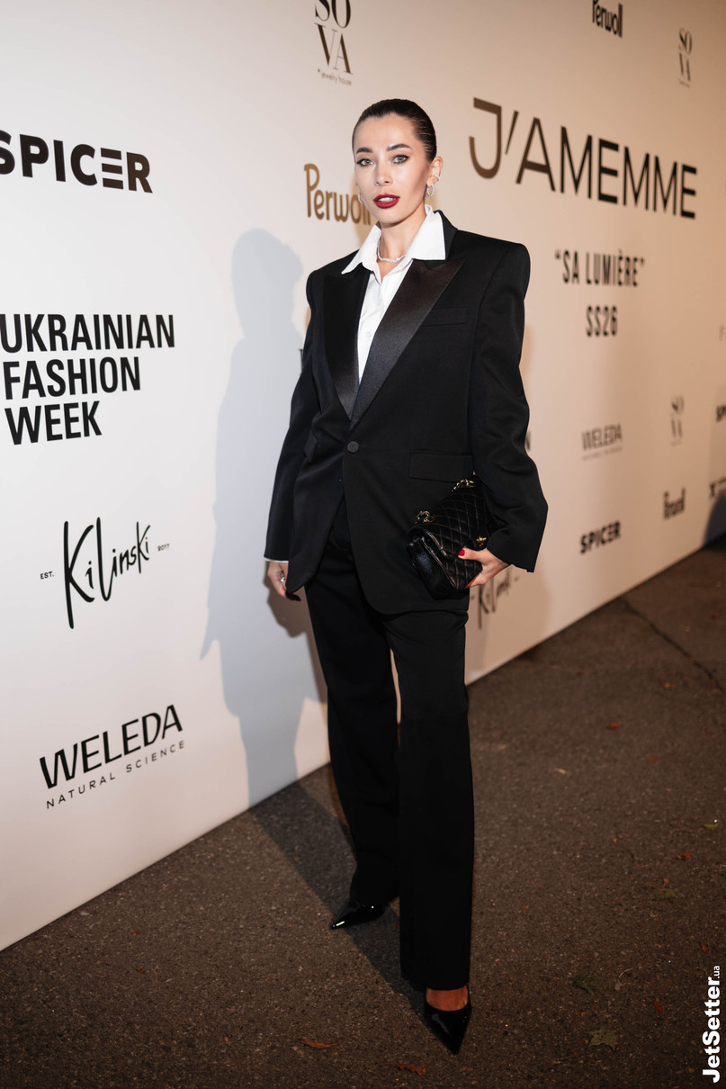 Неплях у чорному костюмі