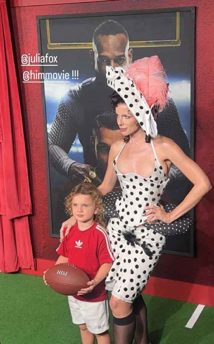 Джулія Фокс з декольте у спідниці попозувала з маленьким сином на хіднику