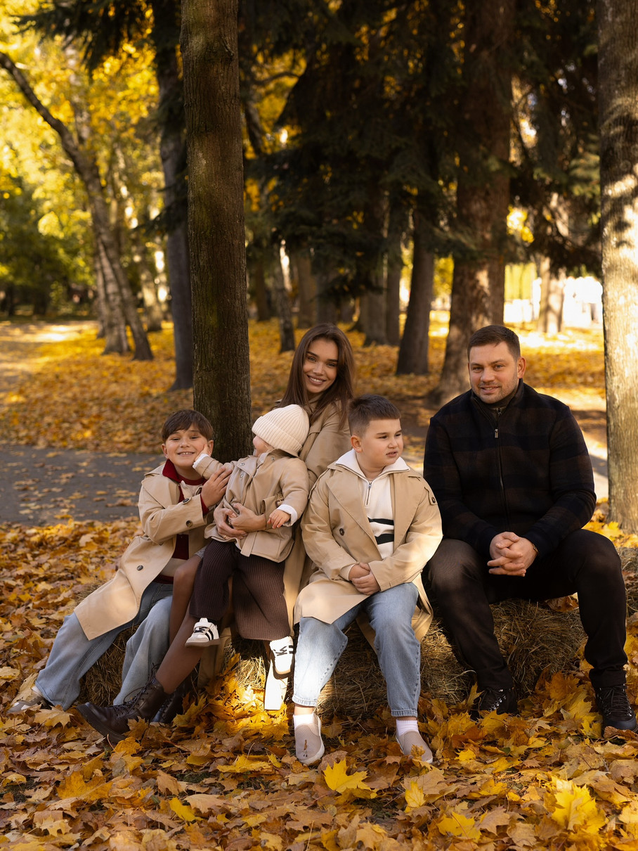 Саша Бо з дітьми і коханим