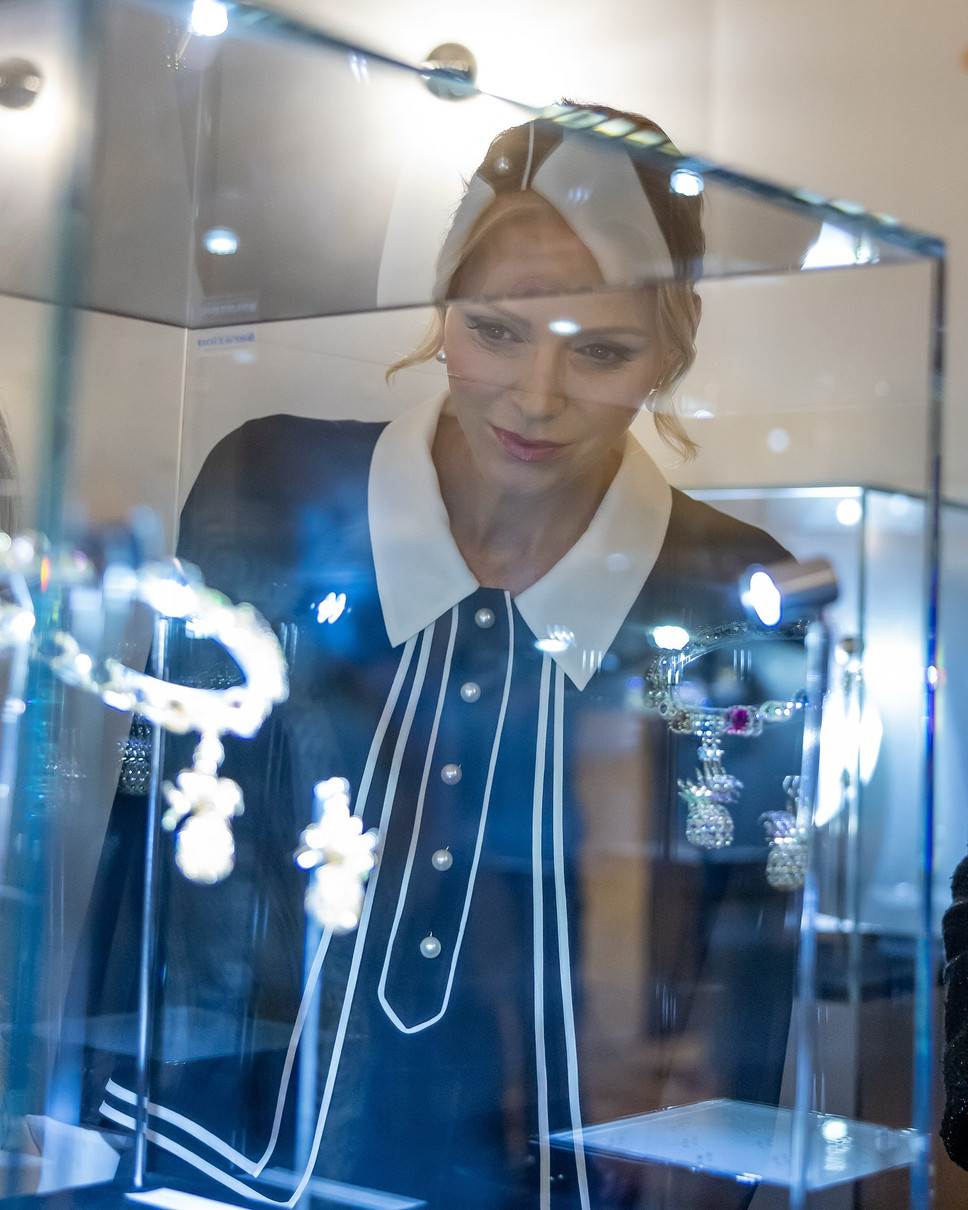 Принцеса Шарлін відкрила для себе видатну добірку археологічних, старовинних, антикварних та сучасних експонатів, а також творінь художників, що ілюструють багатство та різноманітність ювелірної майстерності