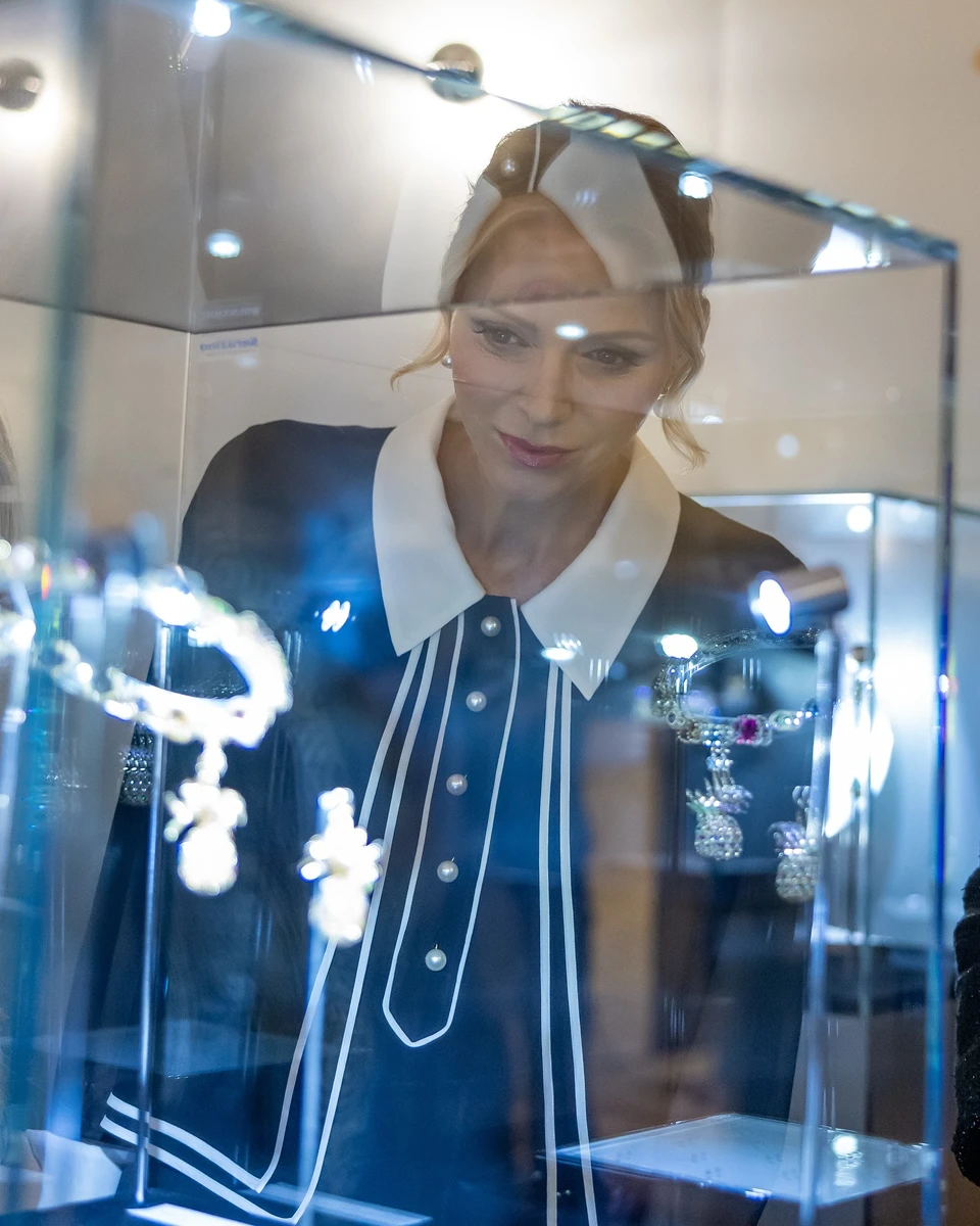 Принцеса Шарлін відкрила для себе видатну добірку археологічних, старовинних, антикварних та сучасних експонатів, а також творінь художників, що ілюструють багатство та різноманітність ювелірної майстерності