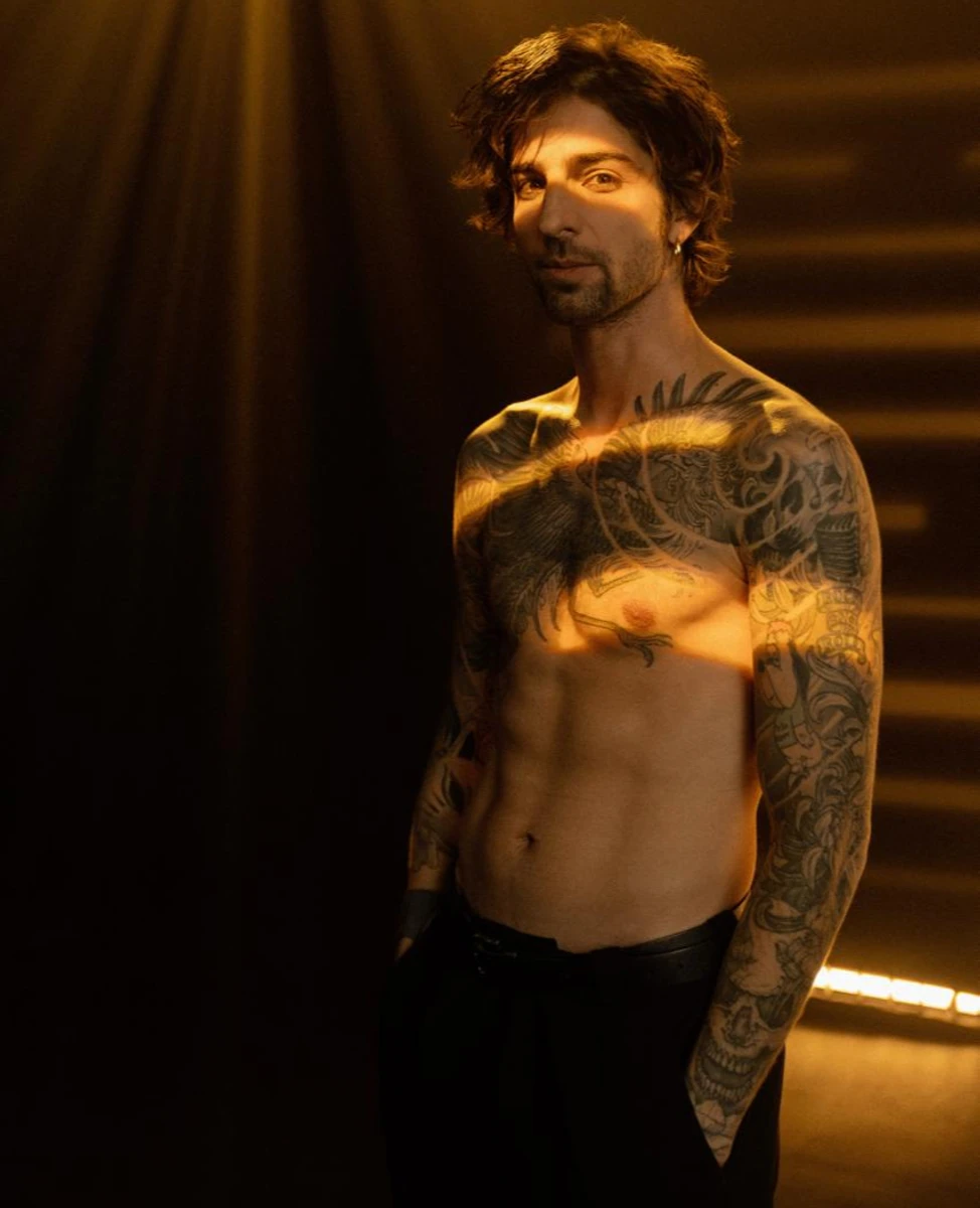 Володимир Дантес оголився для зйомок в ефектному кліпі